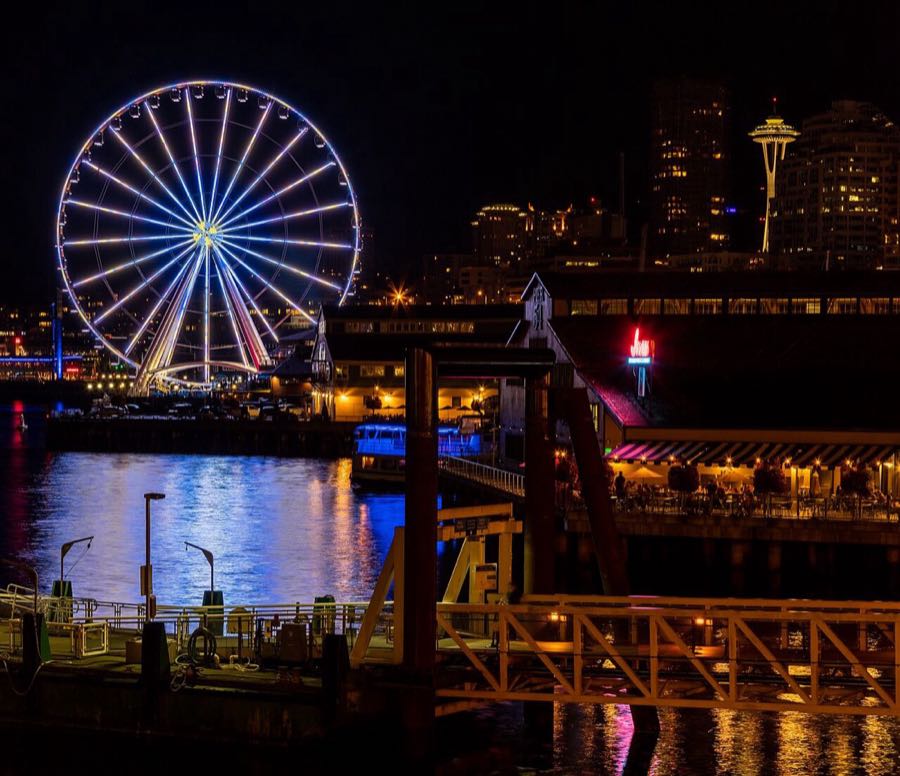 The Great Wheel lit up over Elliott Bay